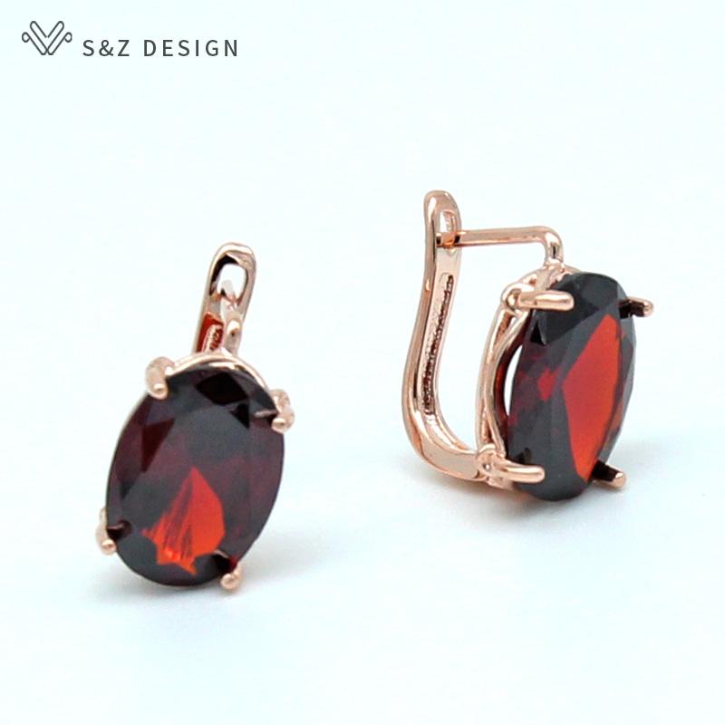 Модні жіночі сережки-краплі з кубічним цирконієм у формі овального яйця. Модні вечірні вишукані ювелірні вироби з рожевого золота.
Модні жіночі сережки-краплі з кубічним цирконієм у формі овального яйця. Модні вечірні вишукані ювелірні вироби з рожевого золота.