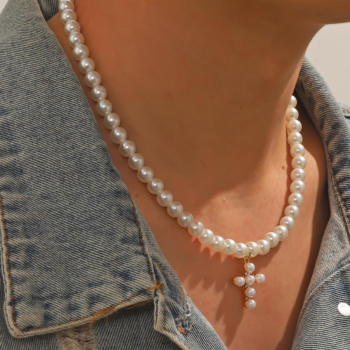 European and American Style Imitation Pearl Cross Necklace - Simple, Retro, Light Luxury Clavicle Chain, Unisex Fashion Accessory.
European and American Style Imitation Pearl Cross Necklace - Simple, Retro, Light Luxury Clavicle Chain, Unisex Fashion Accessory.