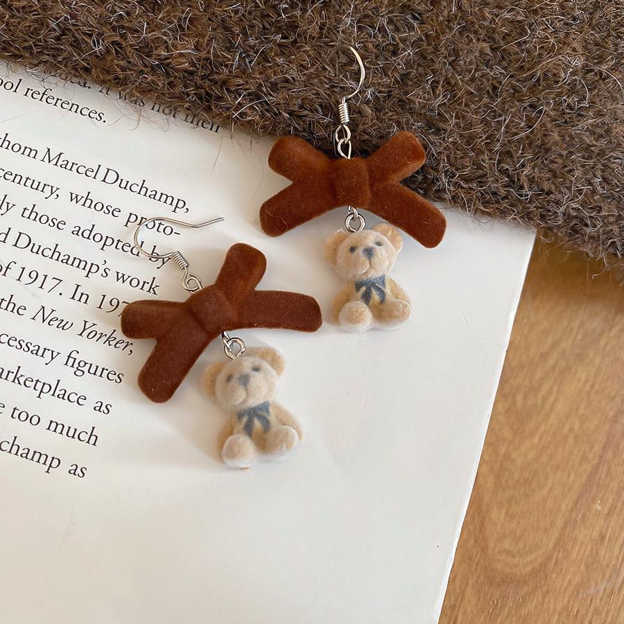 Cute Flocked Bear Ear Hook Earrings with Bow – Retro Autumn/Winter High-End Jewelry
Cute Flocked Bear Ear Hook Earrings with Bow – Retro Autumn/Winter High-End Jewelry