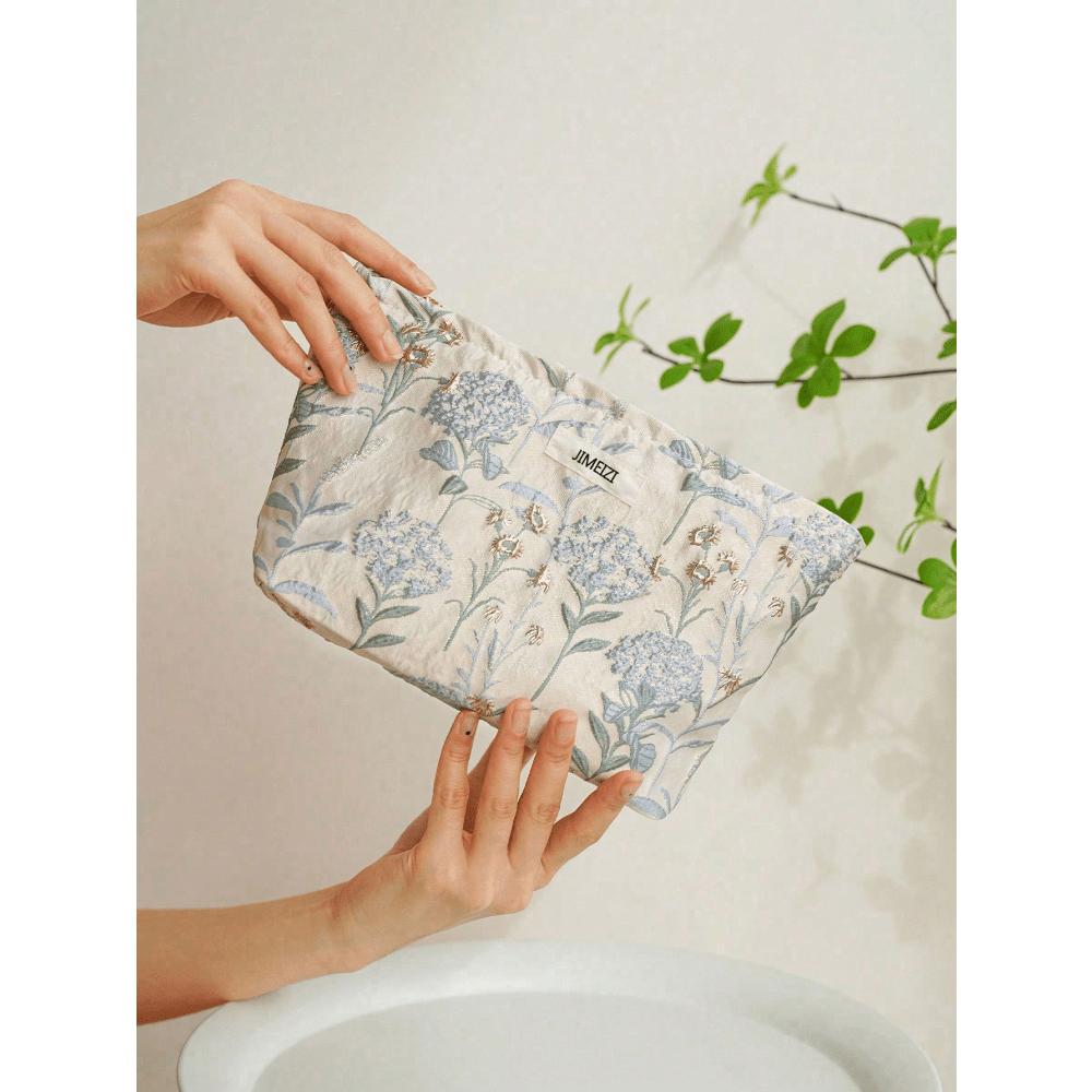 Женская косметичка большой вместимости с синим цветочным принтом, дорожная портативная сумка для хранения туалетных принадлежностей, школьные принадлежности, предметы первой необходимости для путешествий, косметичка синий
Женская косметичка большой вместимости с синим цветочным принтом, дорожная портативная сумка для хранения туалетных принадлежностей, школьные принадлежности, предметы первой необходимости для путешествий, косметичка синий