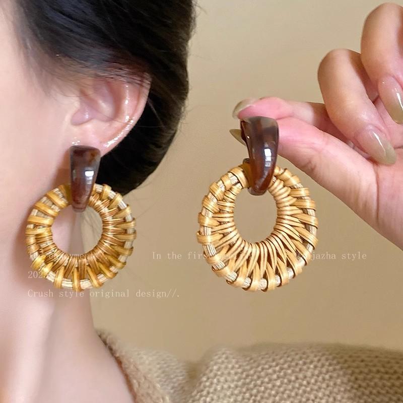 Design sense rattan grass woven earrings women s retro ethnic style bohemian vacation style earrings exaggerated antique earrings
Design sense rattan grass woven earrings women s retro ethnic style bohemian vacation style earrings exaggerated antique earrings
