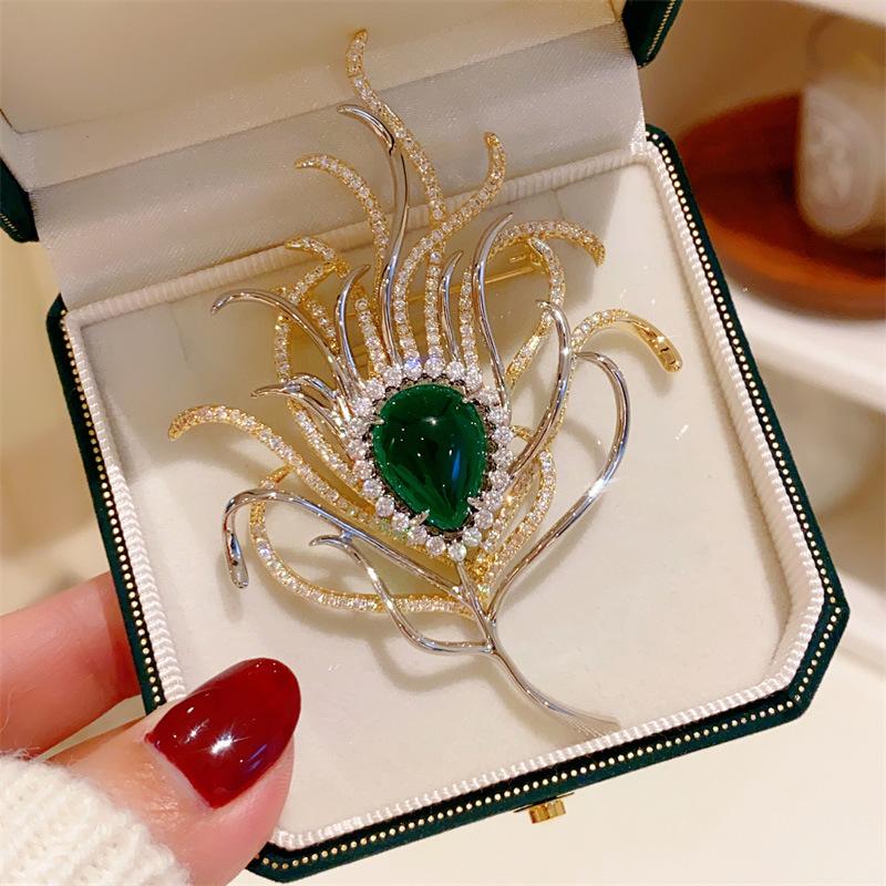 Charm Peacock Feather Brooches For Women Gold Color Deep Green Zirconia Stone Fashion Jewelry Clothes Pin Accessories Party Gift
Charm Peacock Feather Brooches For Women Gold Color Deep Green Zirconia Stone Fashion Jewelry Clothes Pin Accessories Party Gift