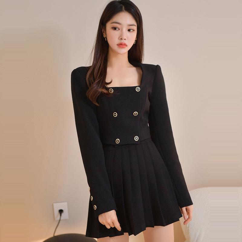 Корейская женская мода осень 2023: Костюм-двойка с двубортным пиджаком и плиссированной юбкой S
Корейская женская мода осень 2023: Костюм-двойка с двубортным пиджаком и плиссированной юбкой S