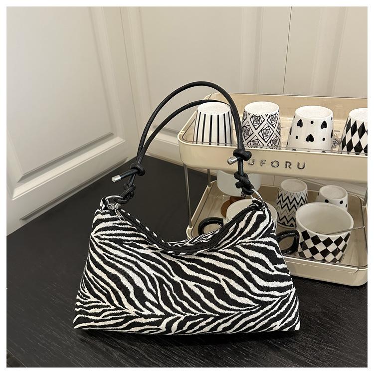 New Fashi Top Handle Bag Large Capacity Simple Elegant Commuting Tote Bag for Women Texture Simple and Versatile Shoulder Bag
New Fashi Top Handle Bag Large Capacity Simple Elegant Commuting Tote Bag for Women Texture Simple and Versatile Shoulder Bag