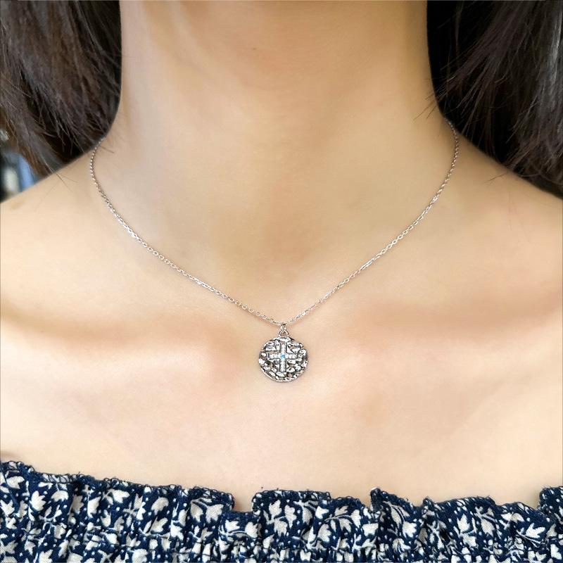 Ожерелье в греческом стиле Ins, персонализированный ретро-кулон-крест, аксессуары, универсальные украшения для мужчин и женщин
Ожерелье в греческом стиле Ins, персонализированный ретро-кулон-крест, аксессуары, универсальные украшения для мужчин и женщин