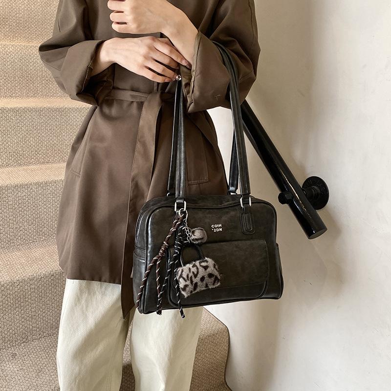 Premium sense large-capacity bag women s new autumn and winter shoulder underarm bag portable tote bag
Premium sense large-capacity bag women s new autumn and winter shoulder underarm bag portable tote bag