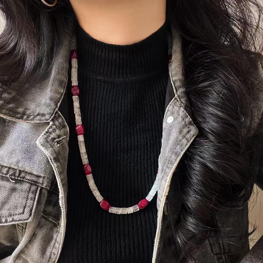 Vintage High Quality Natural White Crystal Chalcedony Agate Contrasting Color Design Sense Collarbone Chain Necklace Sweater
Vintage High Quality Natural White Crystal Chalcedony Agate Contrasting Color Design Sense Collarbone Chain Necklace Sweater