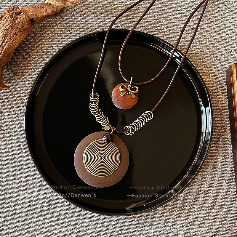 Long feather sweater necklace women s autumn and winter retro stacked sweater chain niche design accessories
Long feather sweater necklace women s autumn and winter retro stacked sweater chain niche design accessories