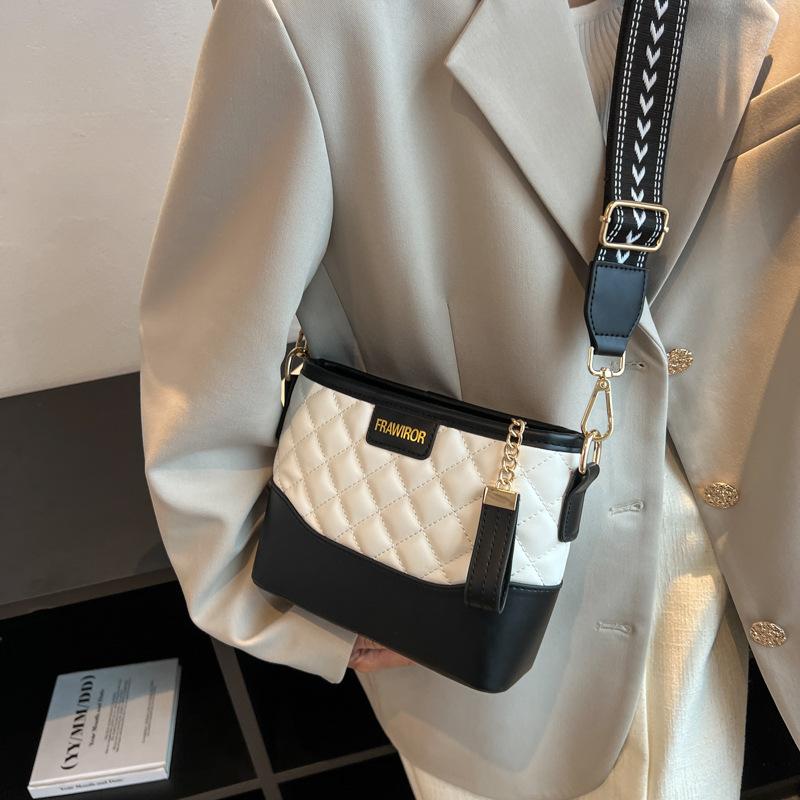 Niche diamond stray bag 2025 new contrasting colors popular wide shoulder strap messenger bag fashionable and simple shoulder bag хакі
Niche diamond stray bag 2025 new contrasting colors popular wide shoulder strap messenger bag fashionable and simple shoulder bag хакі