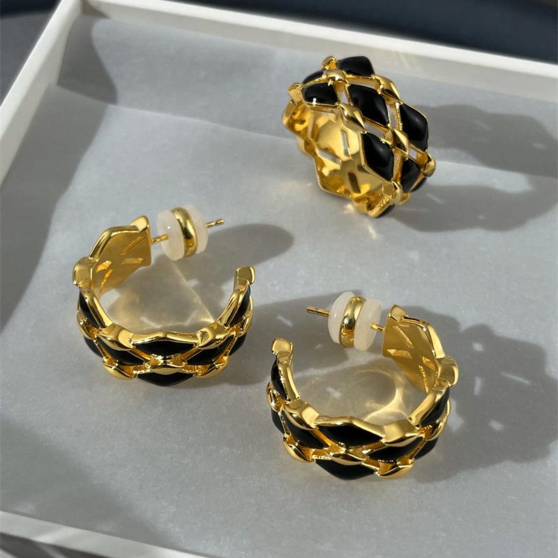 C-Shaped Black & Gold Argyle Enamel Earrings with 925 Silver Needle - Trendy European & American Design.
C-Shaped Black & Gold Argyle Enamel Earrings with 925 Silver Needle - Trendy European & American Design.