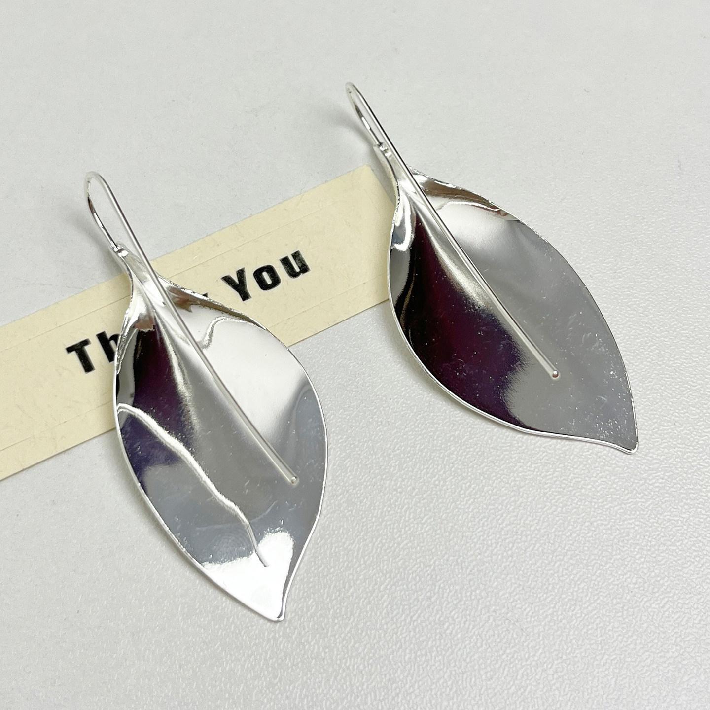 K real gold electroplated leaf pendant ear hook European and American personality simple fashion earrings light luxury high-end earrings women
K real gold electroplated leaf pendant ear hook European and American personality simple fashion earrings light luxury high-end earrings women