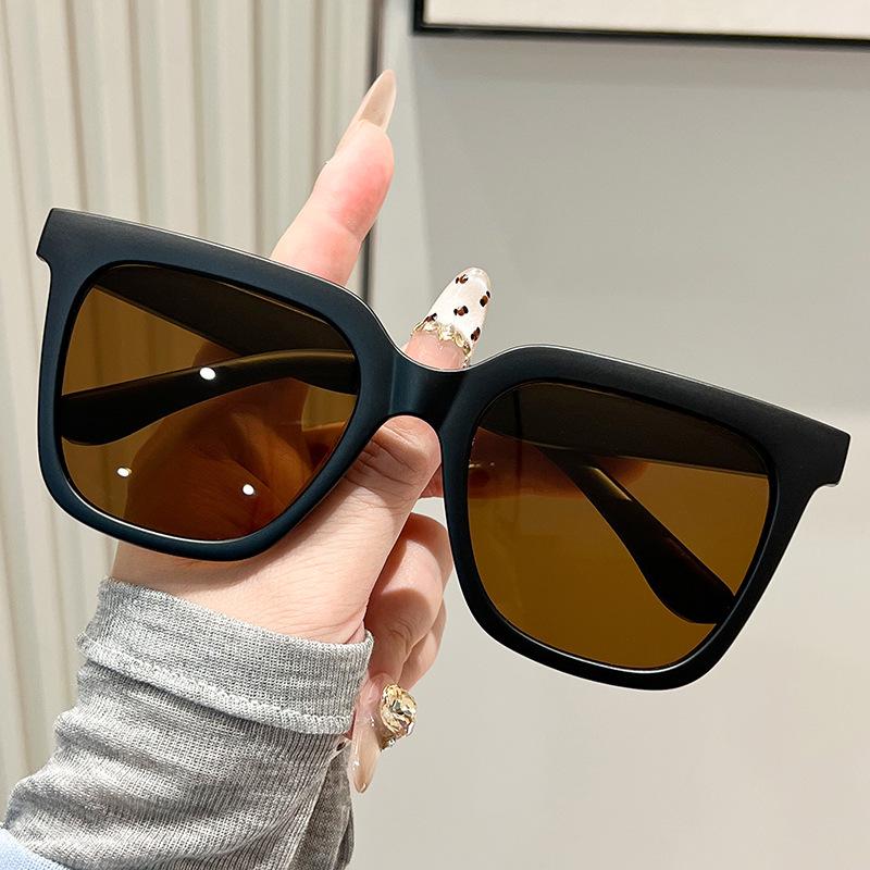 Trendy Retro Korean-Style Sunglasses for Women: High-End Summer Look, Perfect for Round Faces As shown
Trendy Retro Korean-Style Sunglasses for Women: High-End Summer Look, Perfect for Round Faces As shown