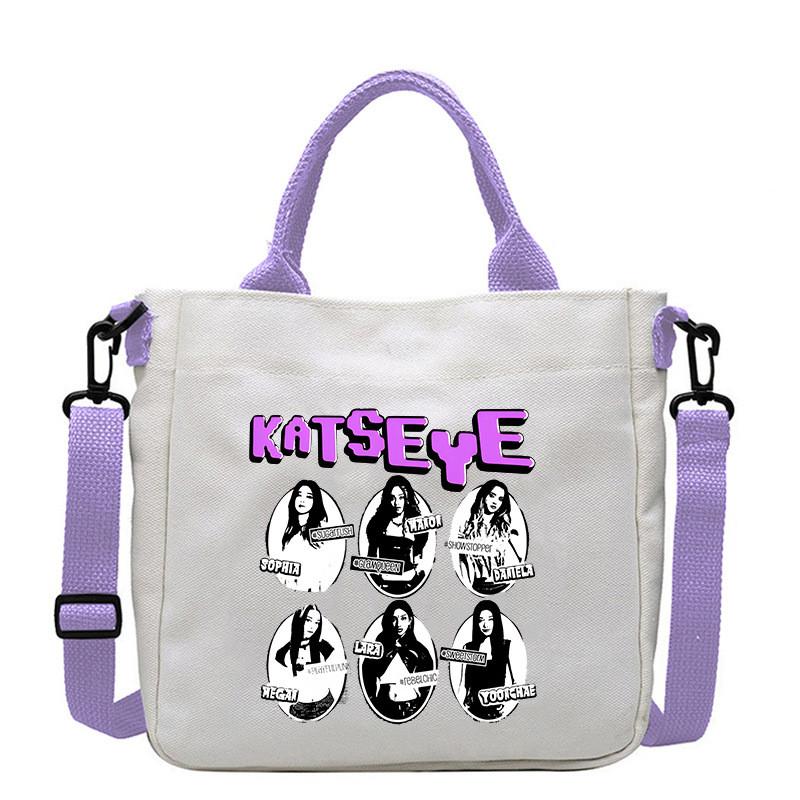 Korea Pop Star KATSEYE Printed Crossbody Bag Casual Canvas Shoulder Bags 23 x 23 x 5CM
Korea Pop Star KATSEYE Printed Crossbody Bag Casual Canvas Shoulder Bags 23 x 23 x 5CM