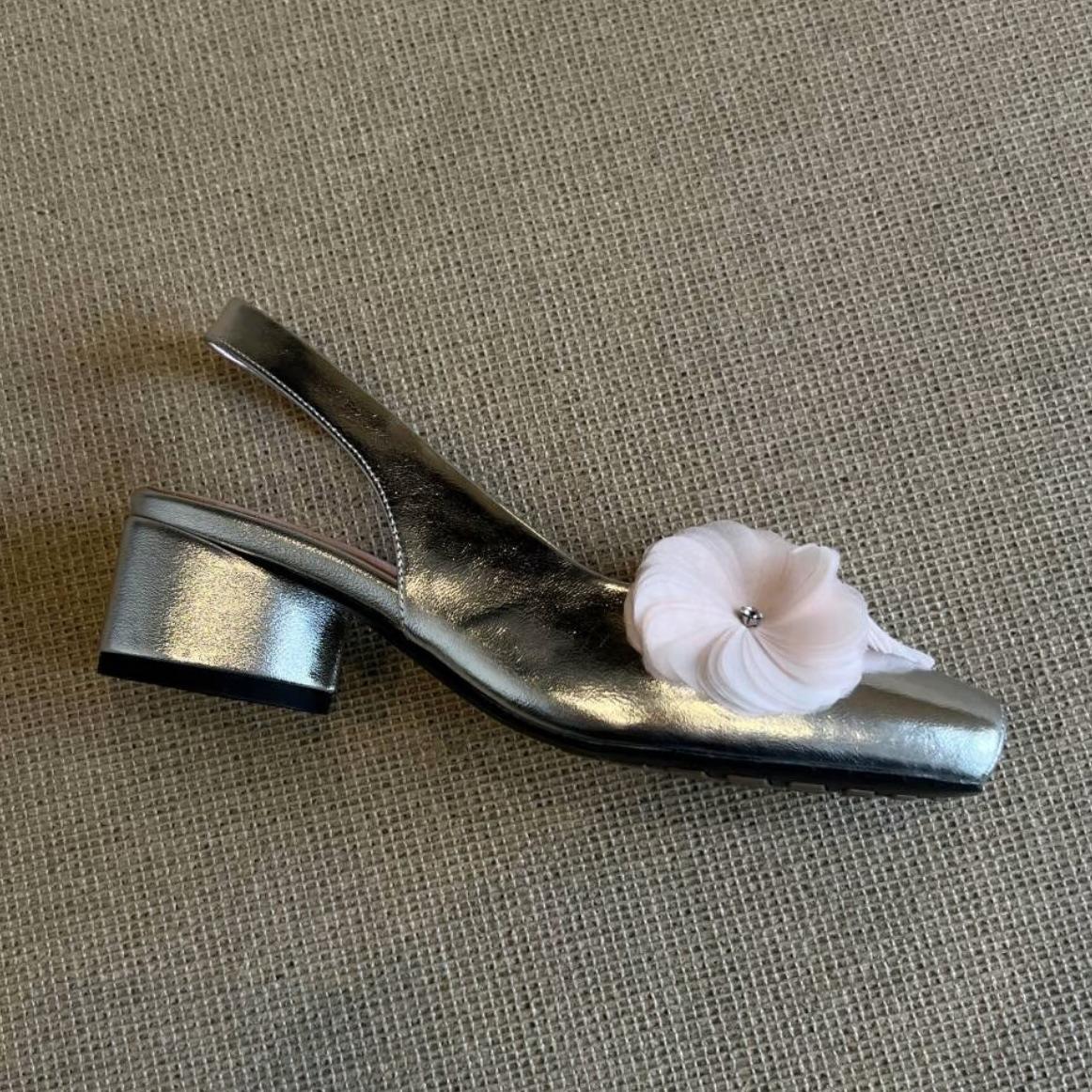 Cowhide version~ Spring new shallow mouth flower age reduction square head temperament single shoes shallow mouth single shoes 40
Cowhide version~ Spring new shallow mouth flower age reduction square head temperament single shoes shallow mouth single shoes 40