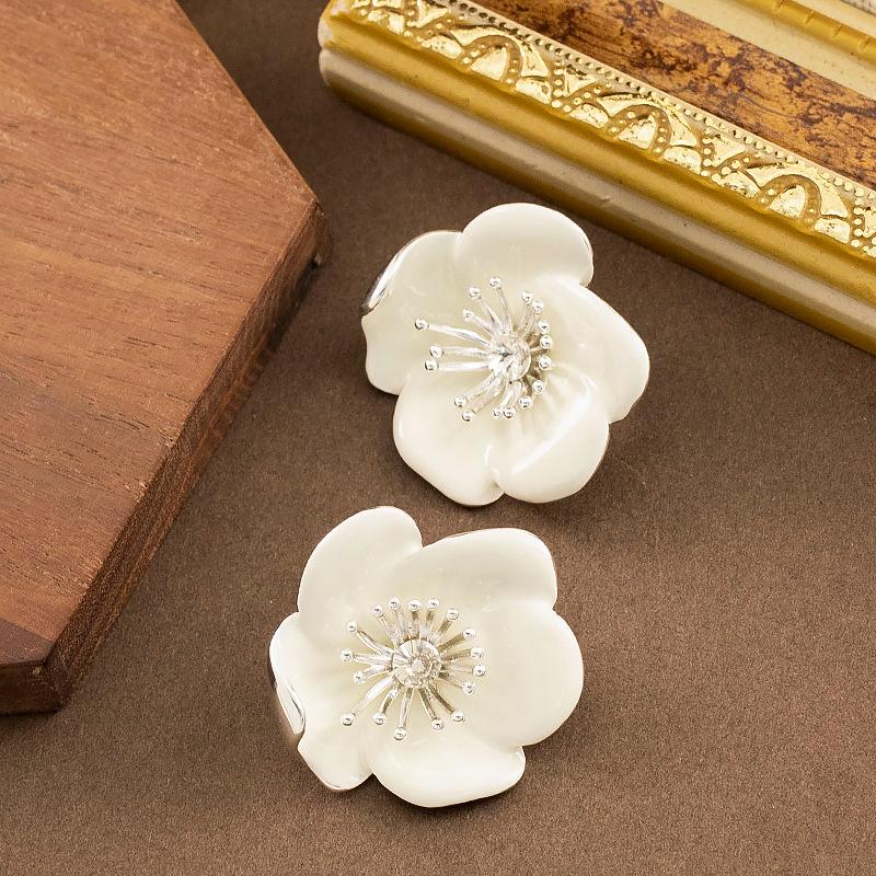 French elegant and delicate three-dimensional enamel drop glaze flower stud earrings temperament simple and advanced sense versatile earrings women білий
French elegant and delicate three-dimensional enamel drop glaze flower stud earrings temperament simple and advanced sense versatile earrings women білий