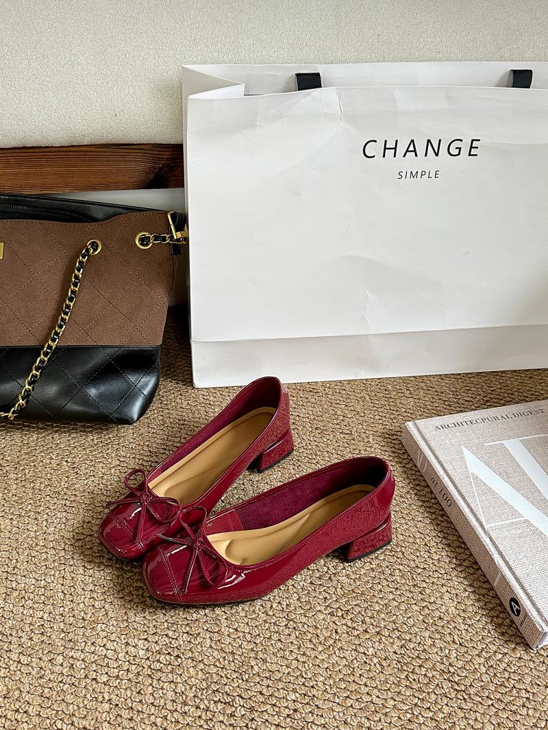 Bow square head thick heel single shoes women s 2025 autumn new European and American soft-soled patent leather Mary Jane shoes retro ladyshoes 40
Bow square head thick heel single shoes women s 2025 autumn new European and American soft-soled patent leather Mary Jane shoes retro ladyshoes 40