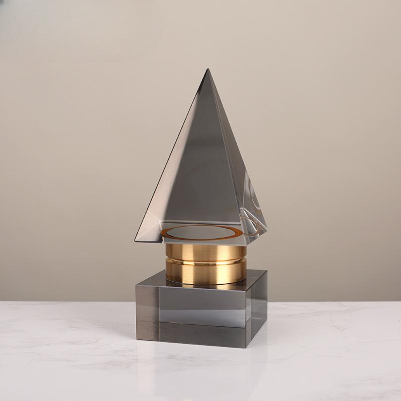 Простой конический геометрический художественный кристаллический орнамент украшения легкие роскошные модели гостиная украшения для дома ручной работы .
Простой конический геометрический художественный кристаллический орнамент украшения легкие роскошные модели гостиная украшения для дома ручной работы .