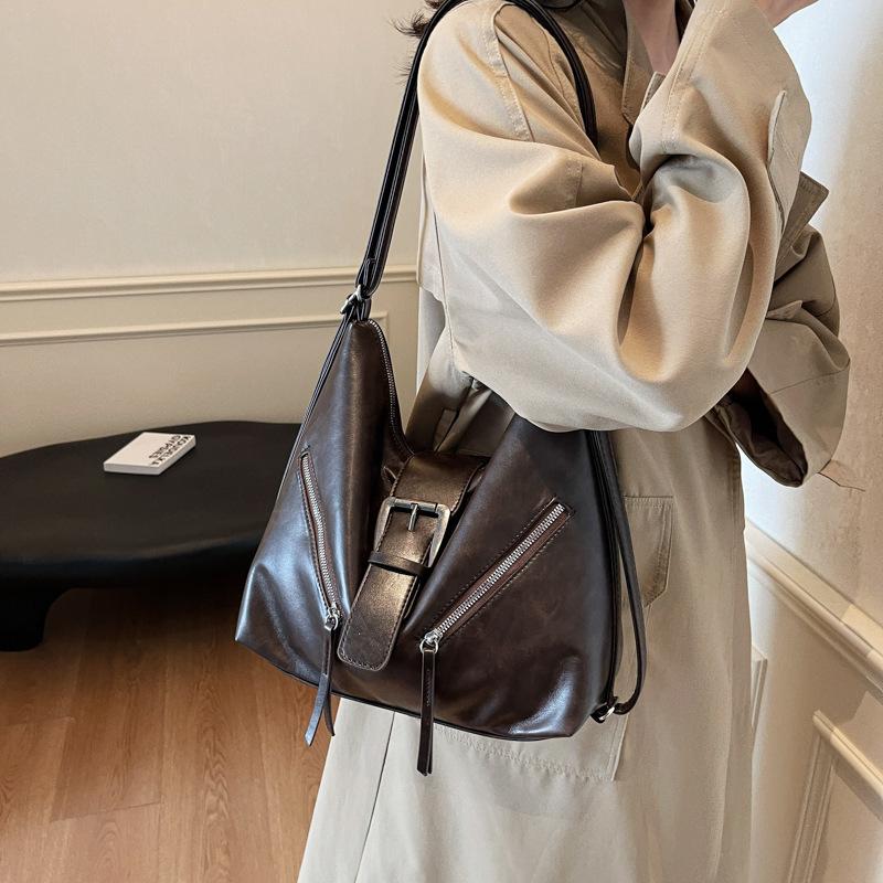 Tote bag women 2025 new bag large capacity commuter shoulder crossbody backpack casual retro autumn and winter backpack темно-коричневого кольору
Tote bag women 2025 new bag large capacity commuter shoulder crossbody backpack casual retro autumn and winter backpack темно-коричневого кольору