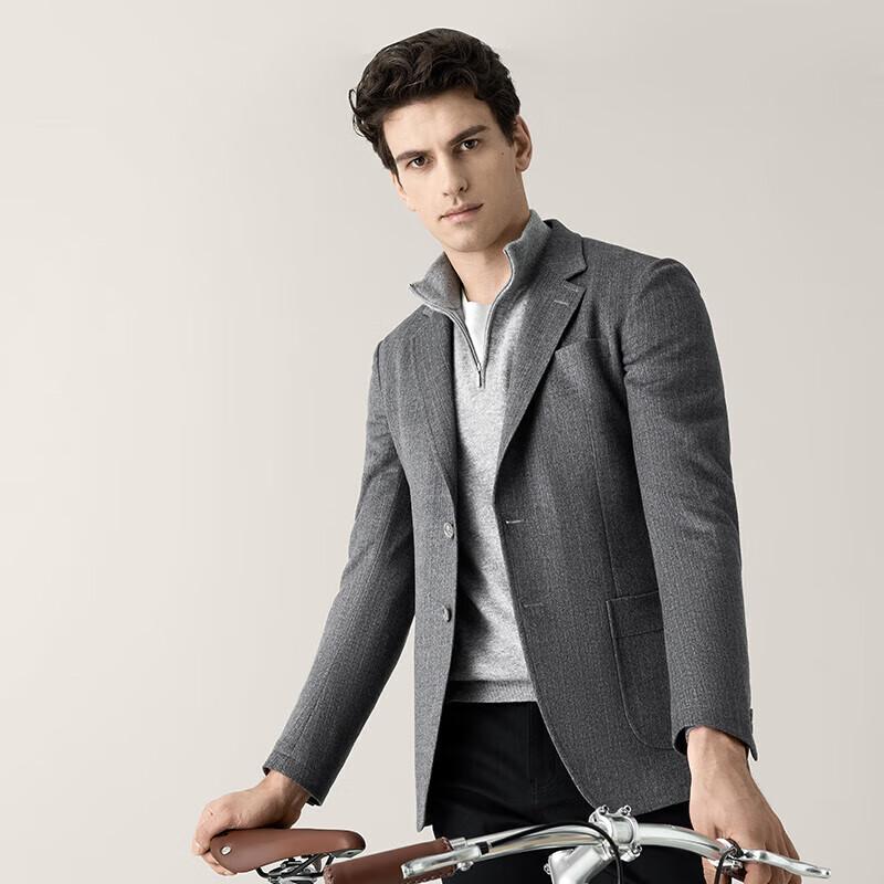VICUTU Men s Collector Slim Fit Business Suit Jacket L (175/92A)
VICUTU Men s Collector Slim Fit Business Suit Jacket L (175/92A)