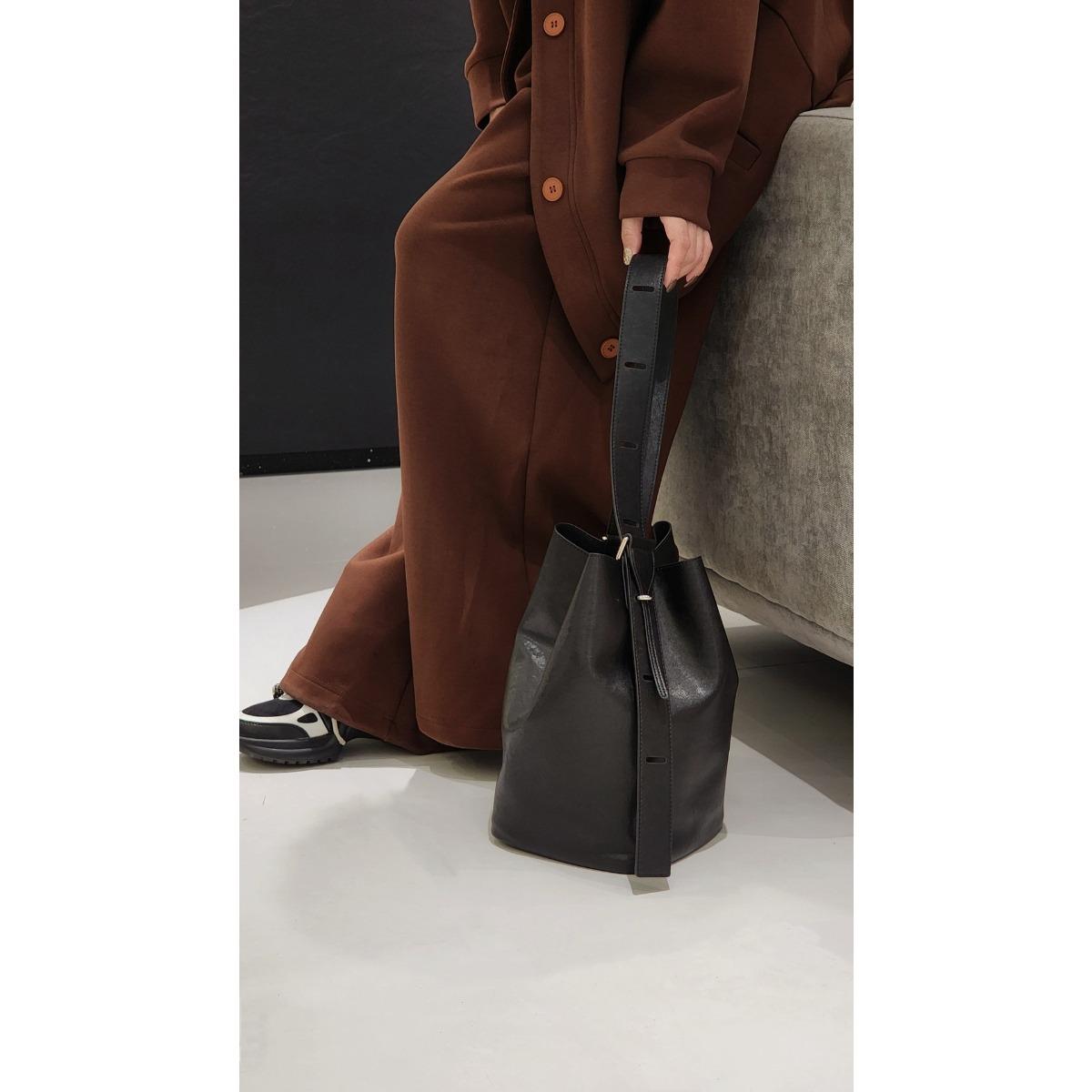 High texture soft cowhide bucket bag first layer vegetable tanned cowhide tote bag versatile commuter large capacity portable messenger bag 23*22*30cm чёрный
High texture soft cowhide bucket bag first layer vegetable tanned cowhide tote bag versatile commuter large capacity portable messenger bag 23*22*30cm чёрный