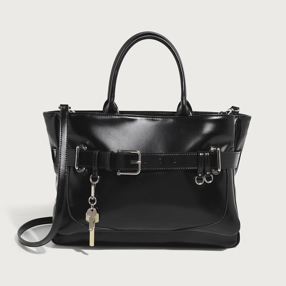 Korean niche women s bag 2025 spring new fashion versatile belt buckle horizontal large bag casual style commuter bag trendy чёрный
Korean niche women s bag 2025 spring new fashion versatile belt buckle horizontal large bag casual style commuter bag trendy чёрный