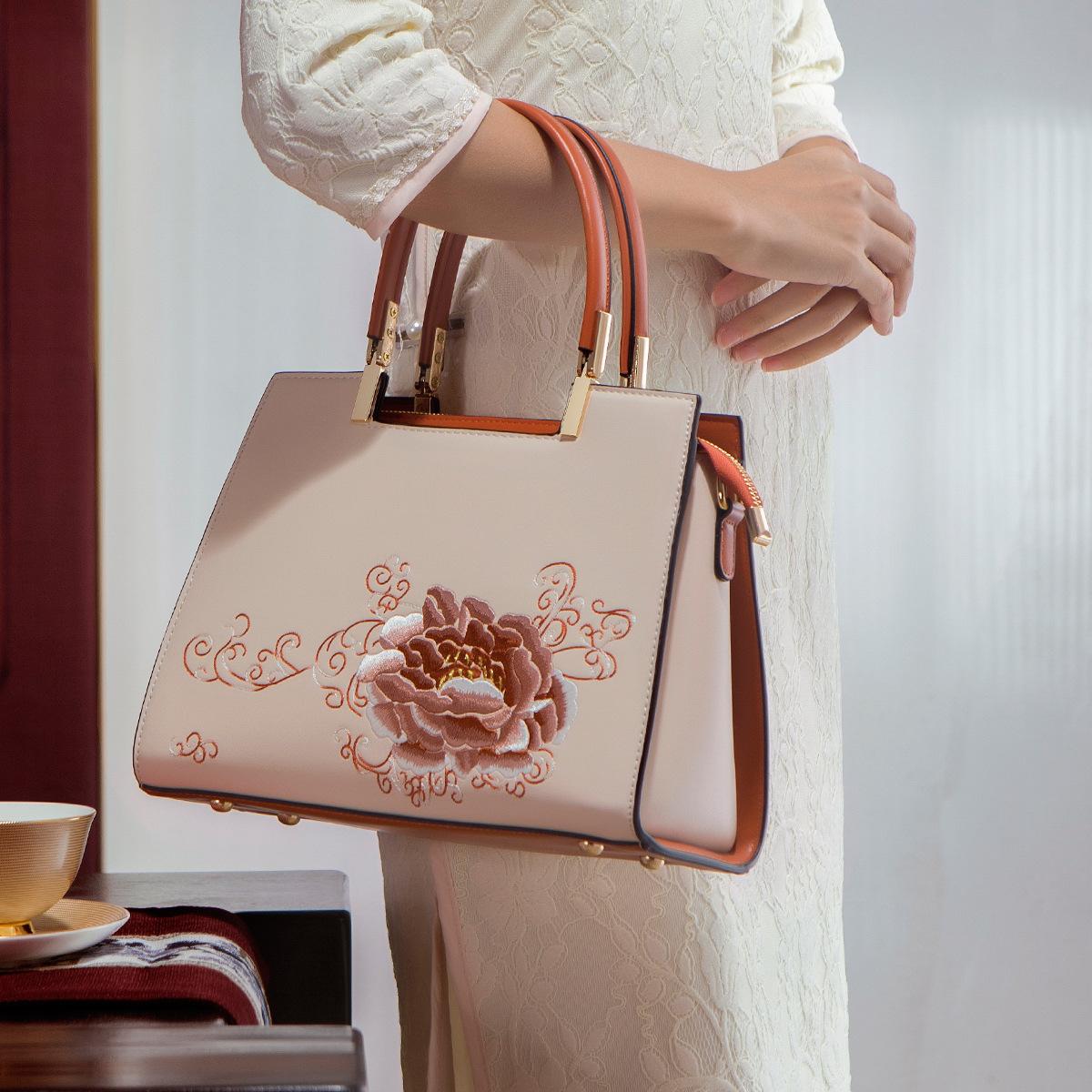 Middle-aged women s handbag 2023 winter new model, high-end feel, fashionable and versatile, large-capacity crossbody bag Default бежевый
Middle-aged women s handbag 2023 winter new model, high-end feel, fashionable and versatile, large-capacity crossbody bag Default бежевый