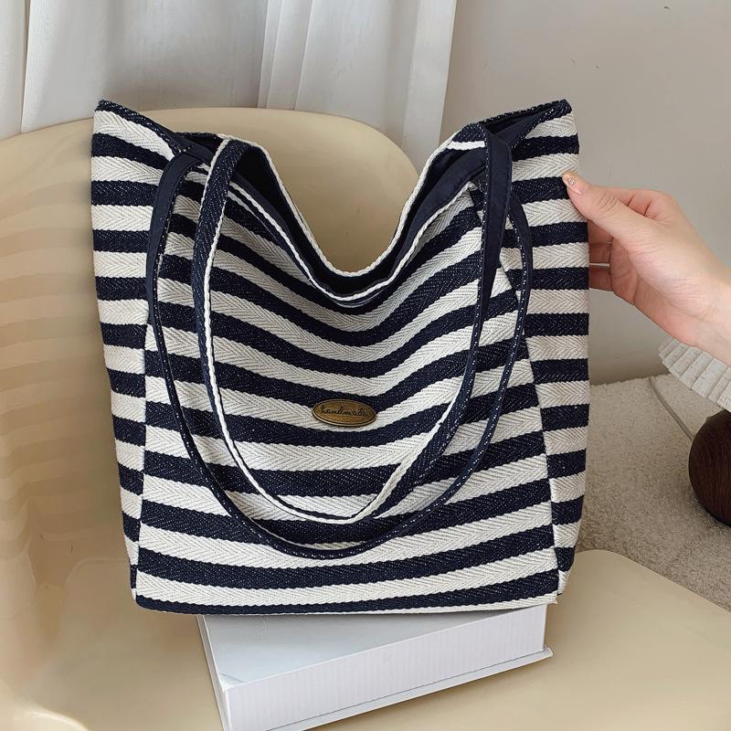Niche versatile large-capacity double-sided tote bag women s 2025 new striped shoulder bag high-value portable червоний
Niche versatile large-capacity double-sided tote bag women s 2025 new striped shoulder bag high-value portable червоний