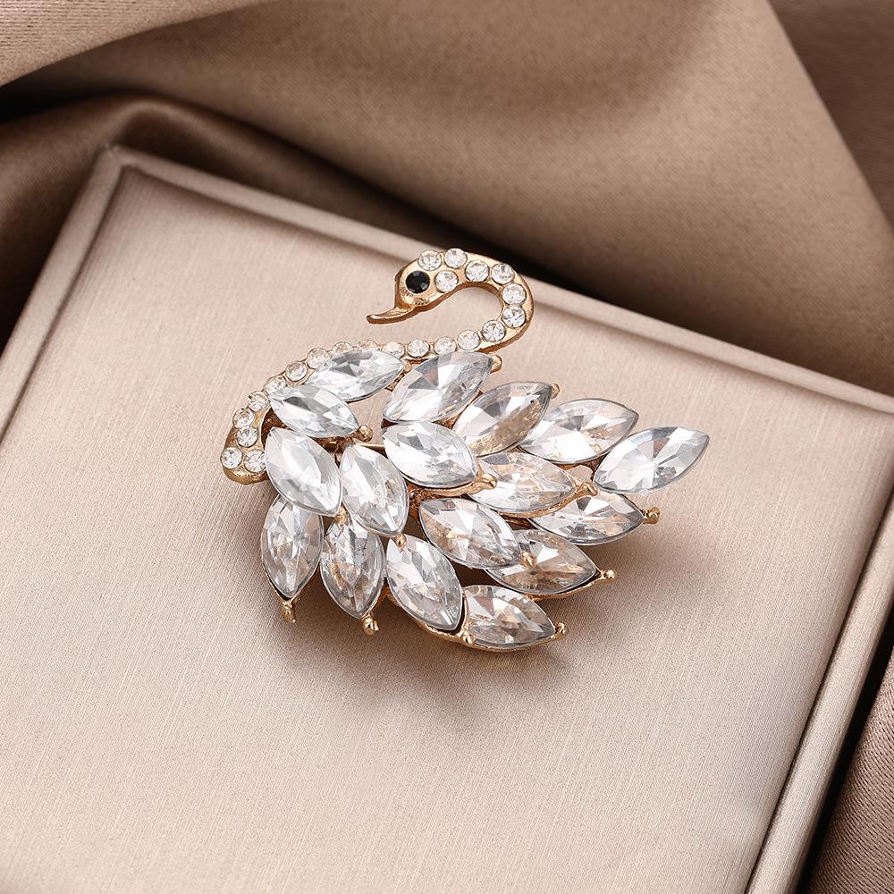 Элегантная брошь-лебедь со стразами: Премиальная декоративная бутоньерка для костюмов и пальто