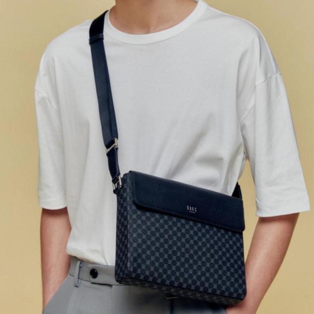 Daks Black Logo Pattern Leather Crossbody Bag Dbba3e620bk Single option
Daks Black Logo Pattern Leather Crossbody Bag Dbba3e620bk Single option