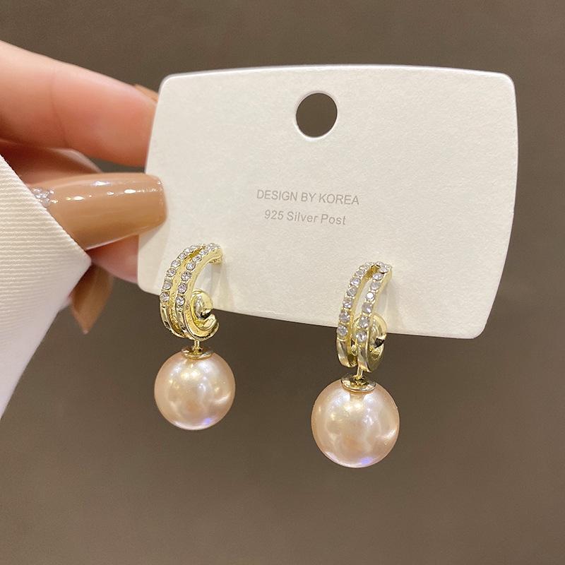 Silver needle, a pair of pearl earrings for women s high-end sense of light luxury temperament earrings, Korean version of personalized earrings. шампанського
Silver needle, a pair of pearl earrings for women s high-end sense of light luxury temperament earrings, Korean version of personalized earrings. шампанського