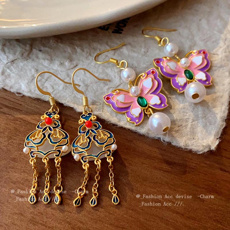 Elegant Butterfly Drip Oil Pearl Ear Hooks: Minimalist Guochao Design Earrings for Women
Elegant Butterfly Drip Oil Pearl Ear Hooks: Minimalist Guochao Design Earrings for Women