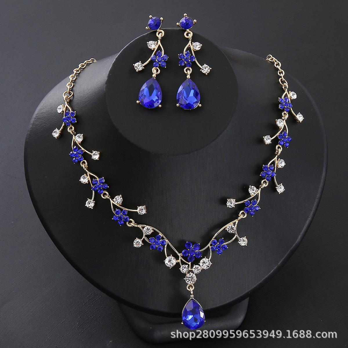 New flower rhinestone collarbone chain, gypsy short necklace, sweet and fresh jewelry earring set.
New flower rhinestone collarbone chain, gypsy short necklace, sweet and fresh jewelry earring set.