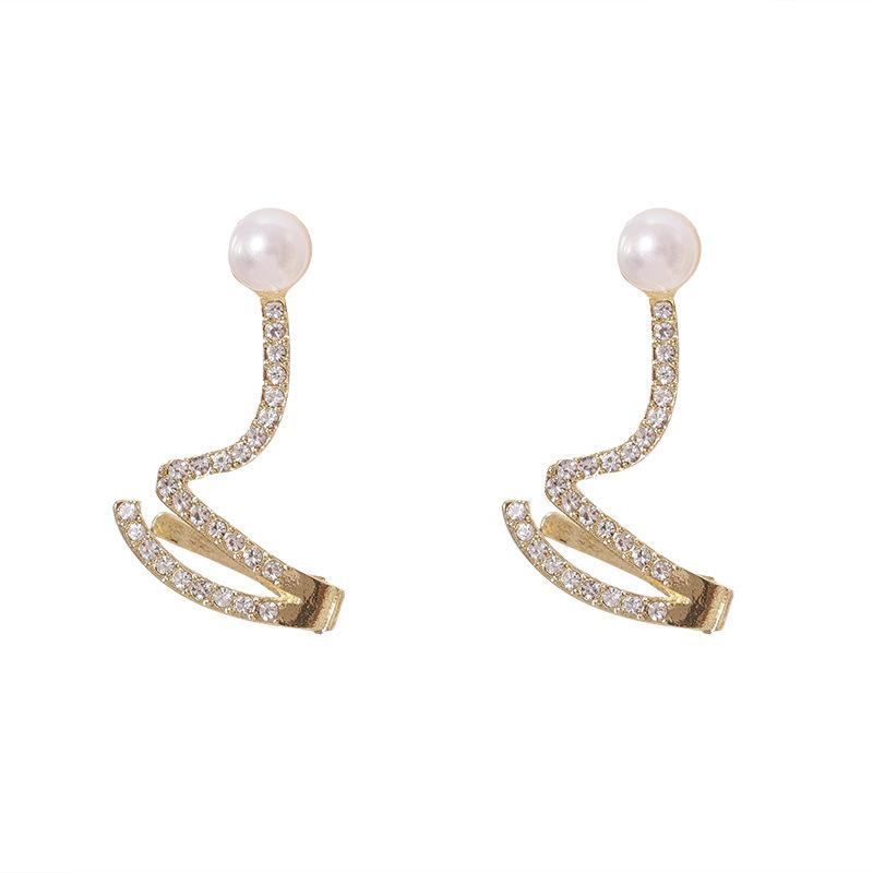 Wavy Pearl Earrings One Size
Wavy Pearl Earrings One Size