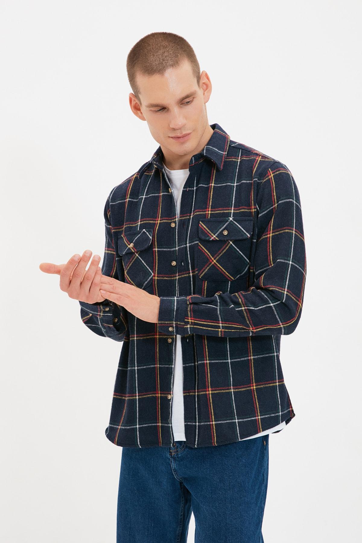 Темно-синяя мужская рубашка лесоруба в клетку с длинными рукавами и двойными карманами TMNAW20GO0485..
Темно-синяя мужская рубашка лесоруба в клетку с длинными рукавами и двойными карманами TMNAW20GO0485..