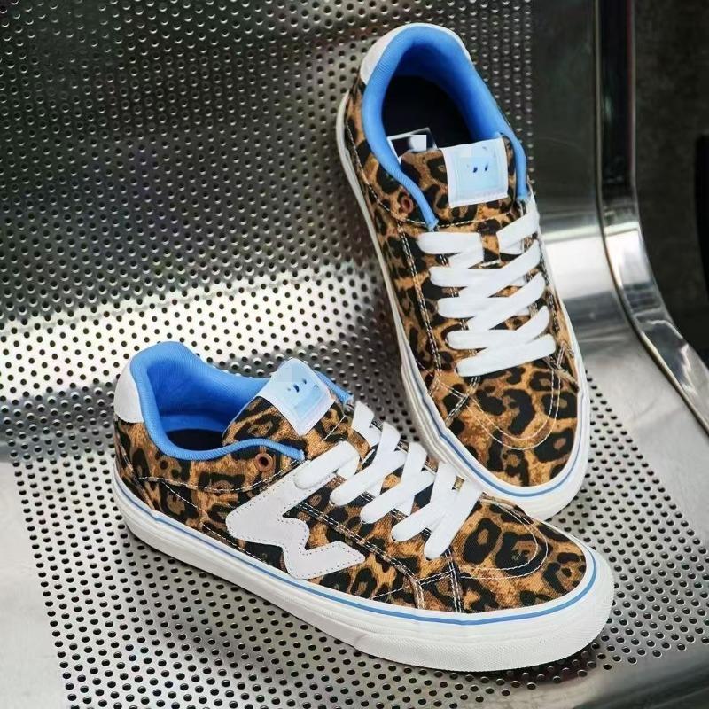 Классические универсальные леопардовые низкие белые кеды, модные для девочек, осенняя новая мода, повседневные спортивные кеды для скейтборда 40 цветной печати леопарда
Классические универсальные леопардовые низкие белые кеды, модные для девочек, осенняя новая мода, повседневные спортивные кеды для скейтборда 40 цветной печати леопарда