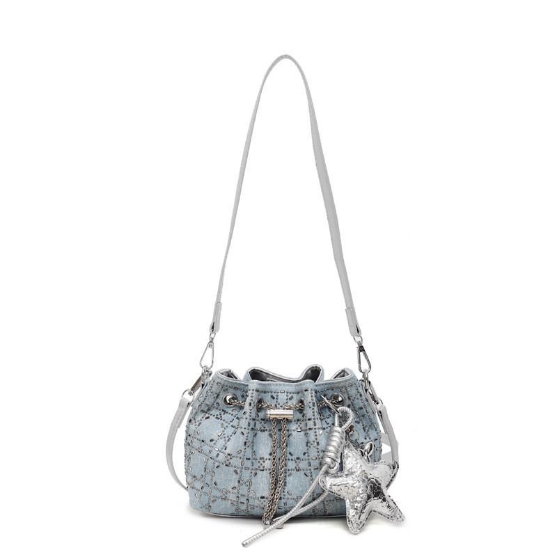 Korean Drawstring Bucket Bag Cross-border Popular Small Women s 2025 New Fashionable Niche One-shoulder Cross-body No pendant model срібний
Korean Drawstring Bucket Bag Cross-border Popular Small Women s 2025 New Fashionable Niche One-shoulder Cross-body No pendant model срібний