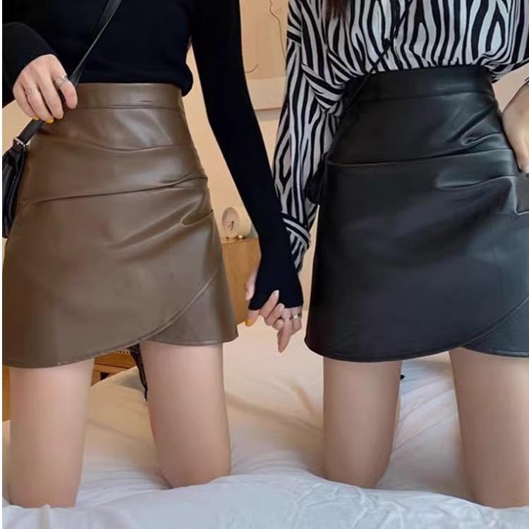 High-Waist Pleated Black Leather Mini Skirt for Women - Plus Size, Anti-Exposure, A-Line Slimming Fit for Spring/Autumn XL
High-Waist Pleated Black Leather Mini Skirt for Women - Plus Size, Anti-Exposure, A-Line Slimming Fit for Spring/Autumn XL