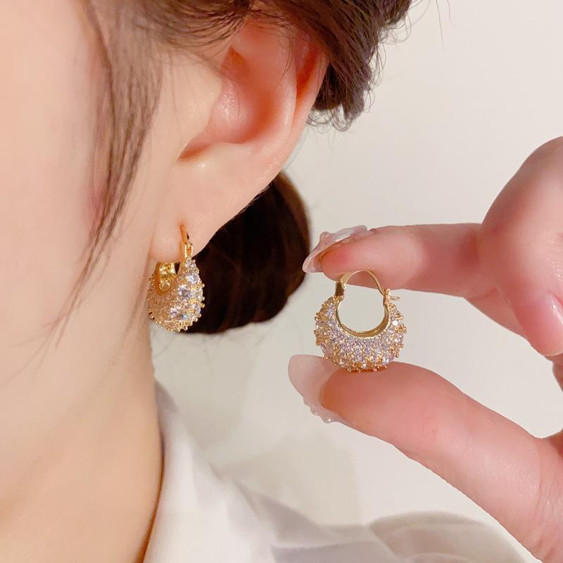 Новые роскошные металлические серьги-кольца с геометрическим цирконием для женщин, модные серьги золотого цвета, ювелирные изделия, аксессуары для вечеринок
Новые роскошные металлические серьги-кольца с геометрическим цирконием для женщин, модные серьги золотого цвета, ювелирные изделия, аксессуары для вечеринок