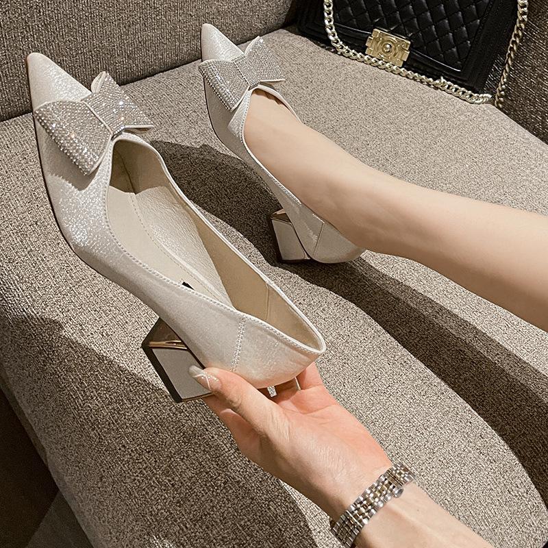 Rhinestone bow high heels 2025 new Korean version pointed head thick heel single shoes fairy style medium heel banquet women s shoes 39
Rhinestone bow high heels 2025 new Korean version pointed head thick heel single shoes fairy style medium heel banquet women s shoes 39