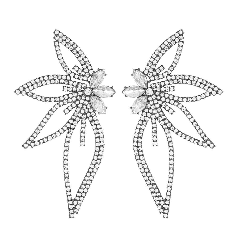 Преувеличенные серьги-бабочки с бриллиантами в виде листьев и цветов
Преувеличенные серьги-бабочки с бриллиантами в виде листьев и цветов