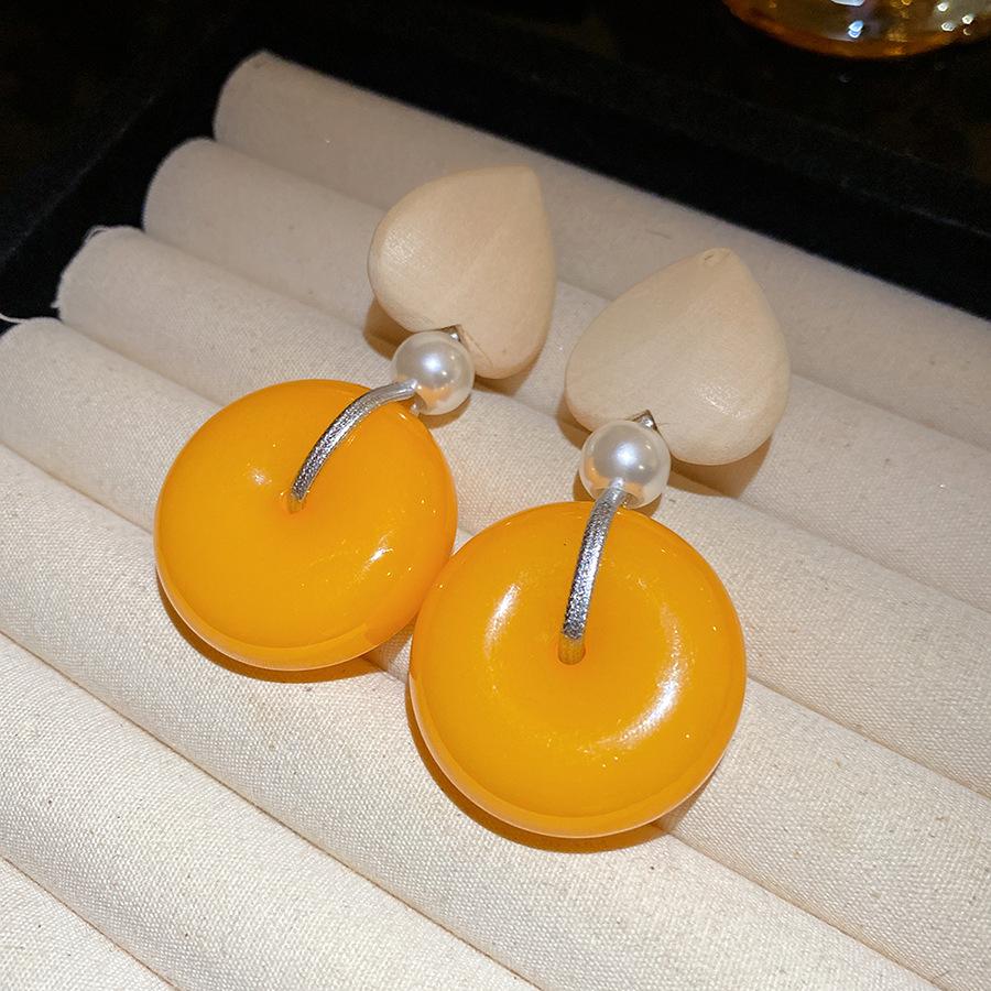 Silver Needle Wood Pearl Resin Round Pendant Earrings European and American Retro Temperament Earrings Diamond Superior Earrings Women
Silver Needle Wood Pearl Resin Round Pendant Earrings European and American Retro Temperament Earrings Diamond Superior Earrings Women