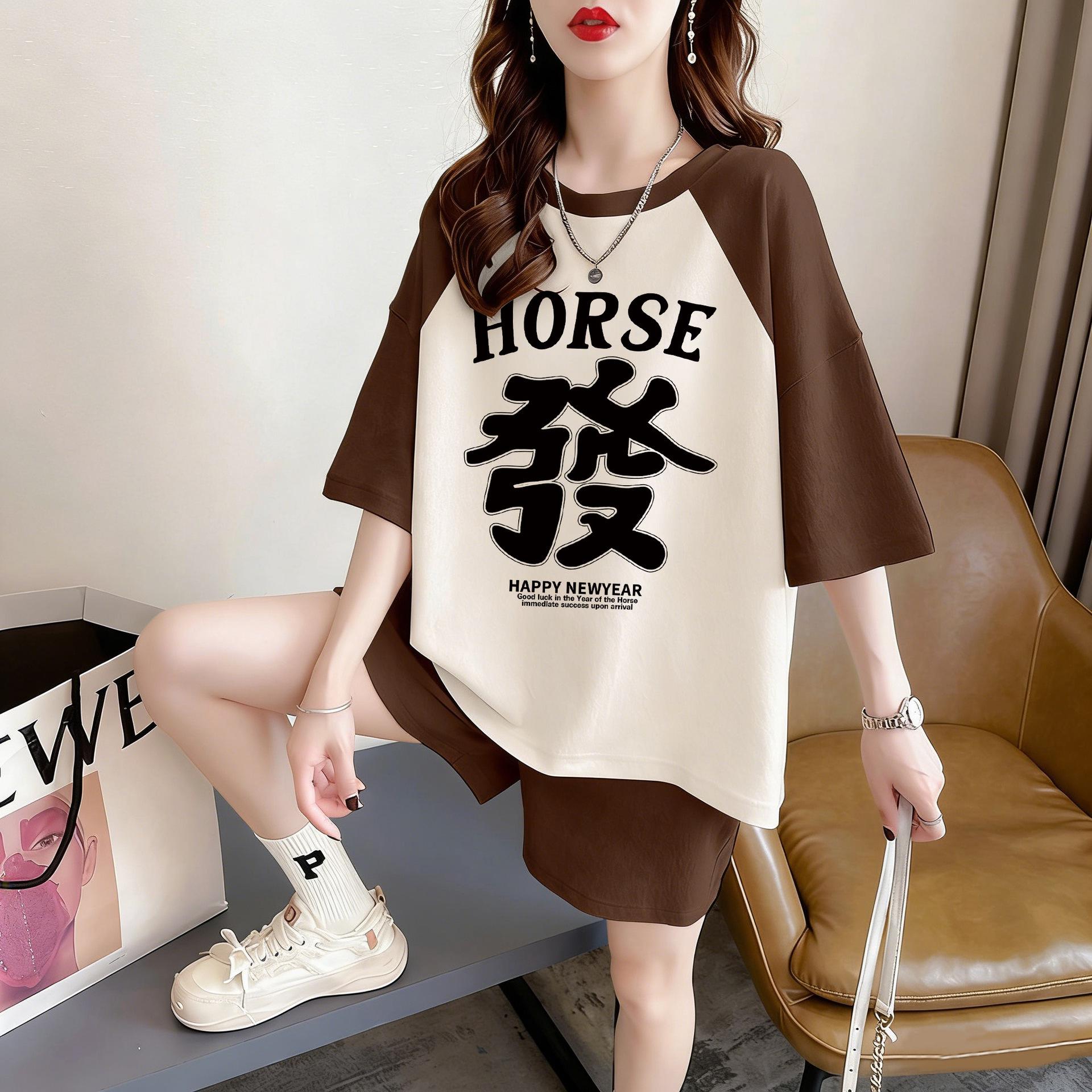Plus Size Loose-Fit Short-Sleeve Graphic T-Shirt for Women - Summer Mid-Length Fashion Top 2XL кавовий/абрикосовий
Plus Size Loose-Fit Short-Sleeve Graphic T-Shirt for Women - Summer Mid-Length Fashion Top 2XL кавовий/абрикосовий