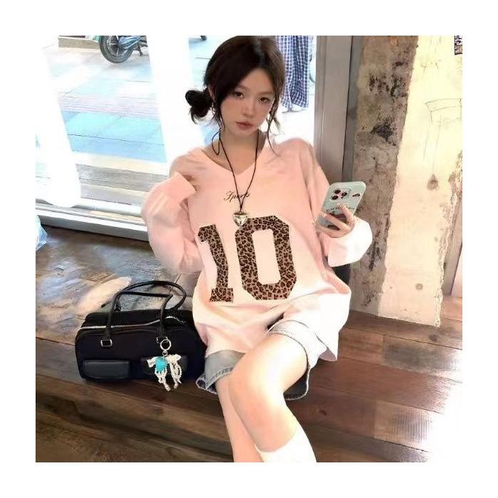 Ins Internet celebrity autumn new American retro design sweater sports style leopard print letter long sleeve T-shirt trend women XL рожевий
Ins Internet celebrity autumn new American retro design sweater sports style leopard print letter long sleeve T-shirt trend women XL рожевий