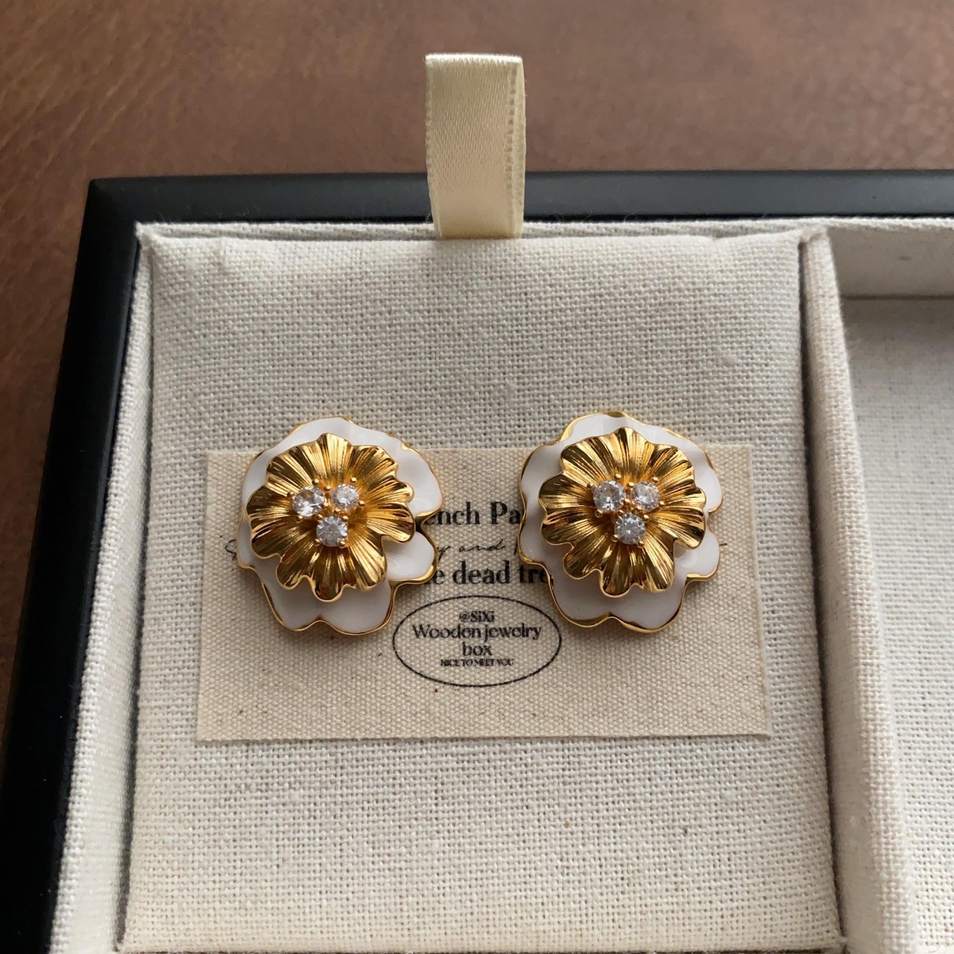 New enamel flower stud earrings retro earrings
New enamel flower stud earrings retro earrings