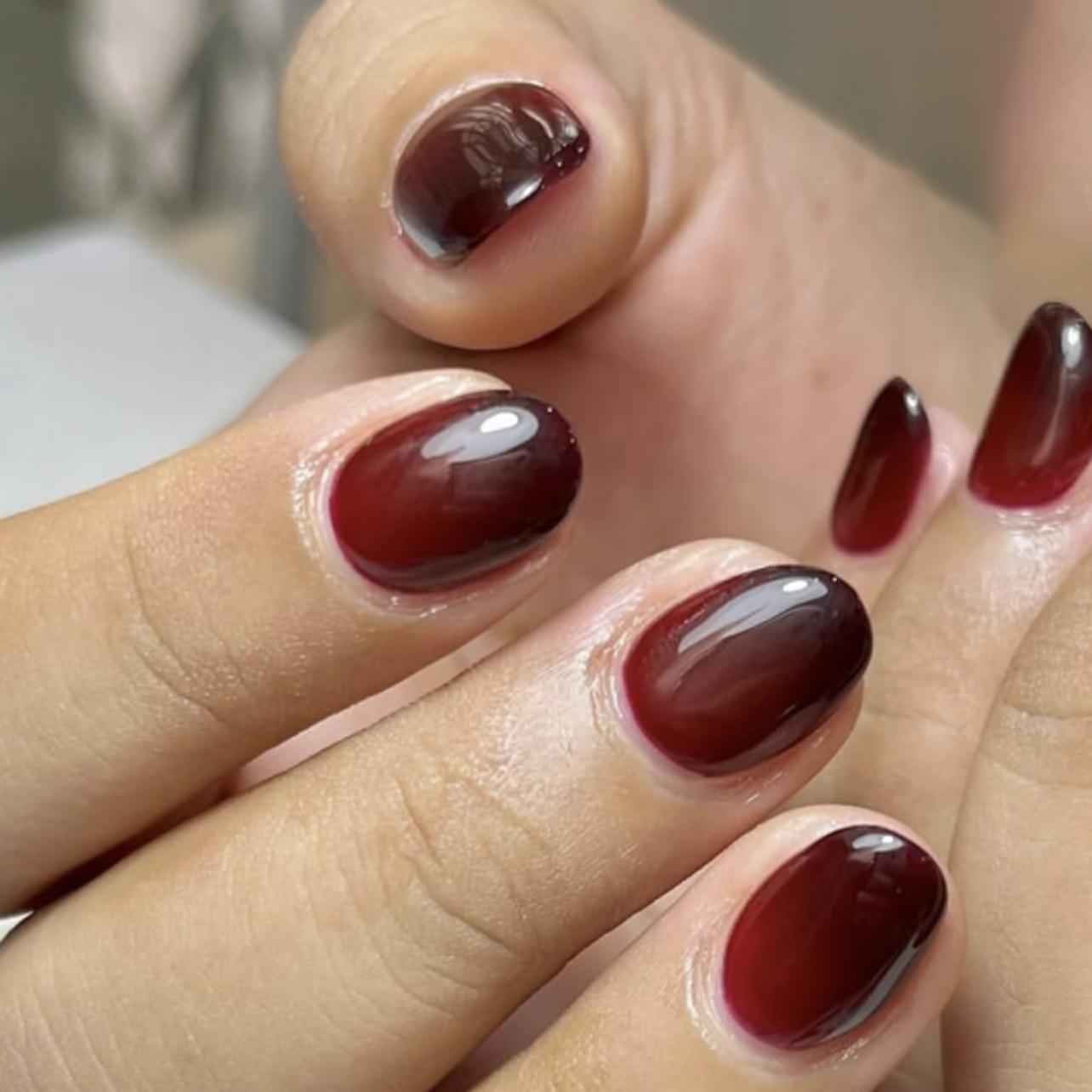 Y2k gothic red and black gradual change manicure wearing nail hot selling short round fake nail wearing nail piece
Y2k gothic red and black gradual change manicure wearing nail hot selling short round fake nail wearing nail piece
