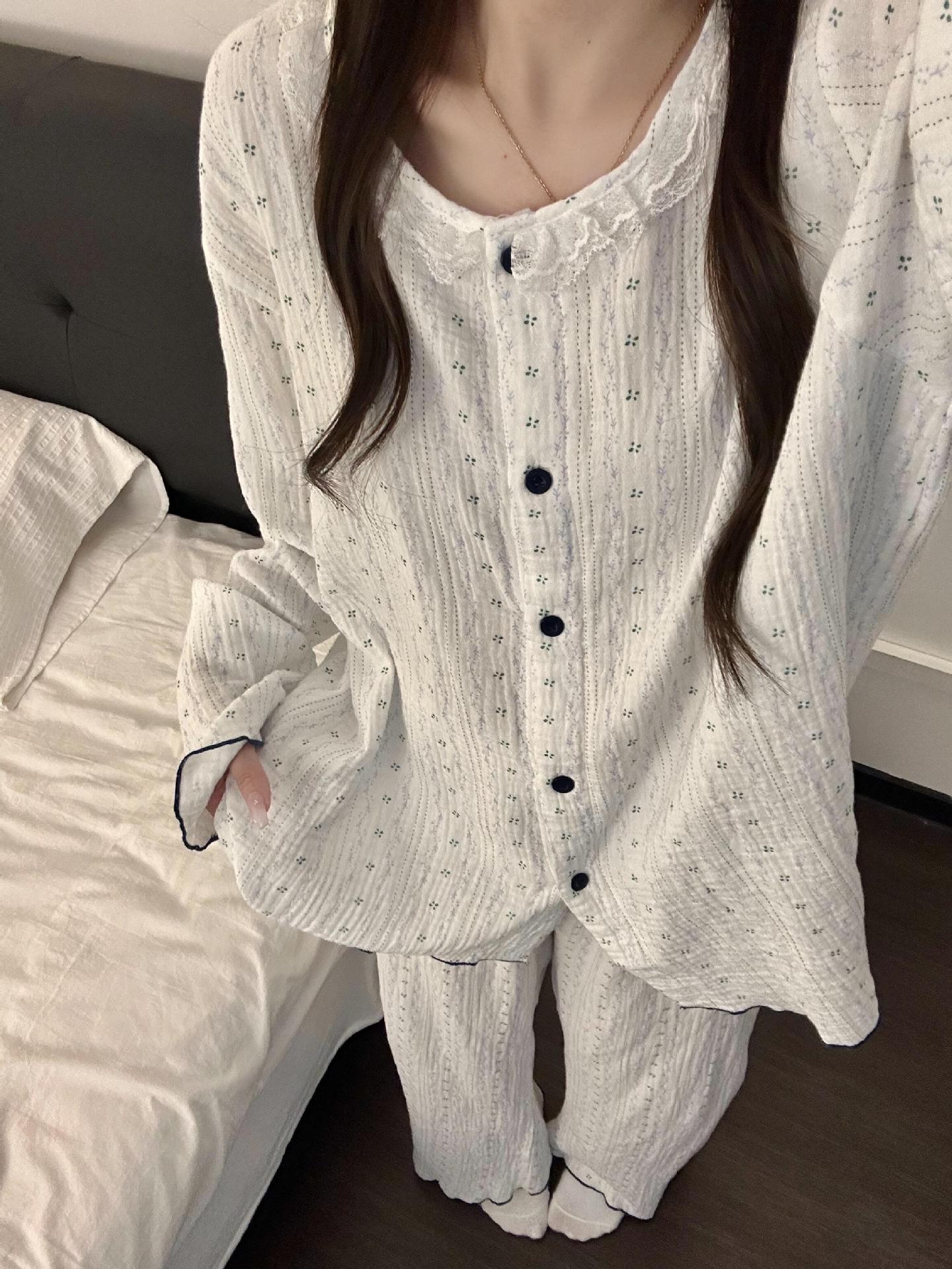 Sweet, small and fresh floral cotton yarn pajamas for women s spring and autumn new large-size long-sleeved trousers can be worn outside in stock. M
Sweet, small and fresh floral cotton yarn pajamas for women s spring and autumn new large-size long-sleeved trousers can be worn outside in stock. M