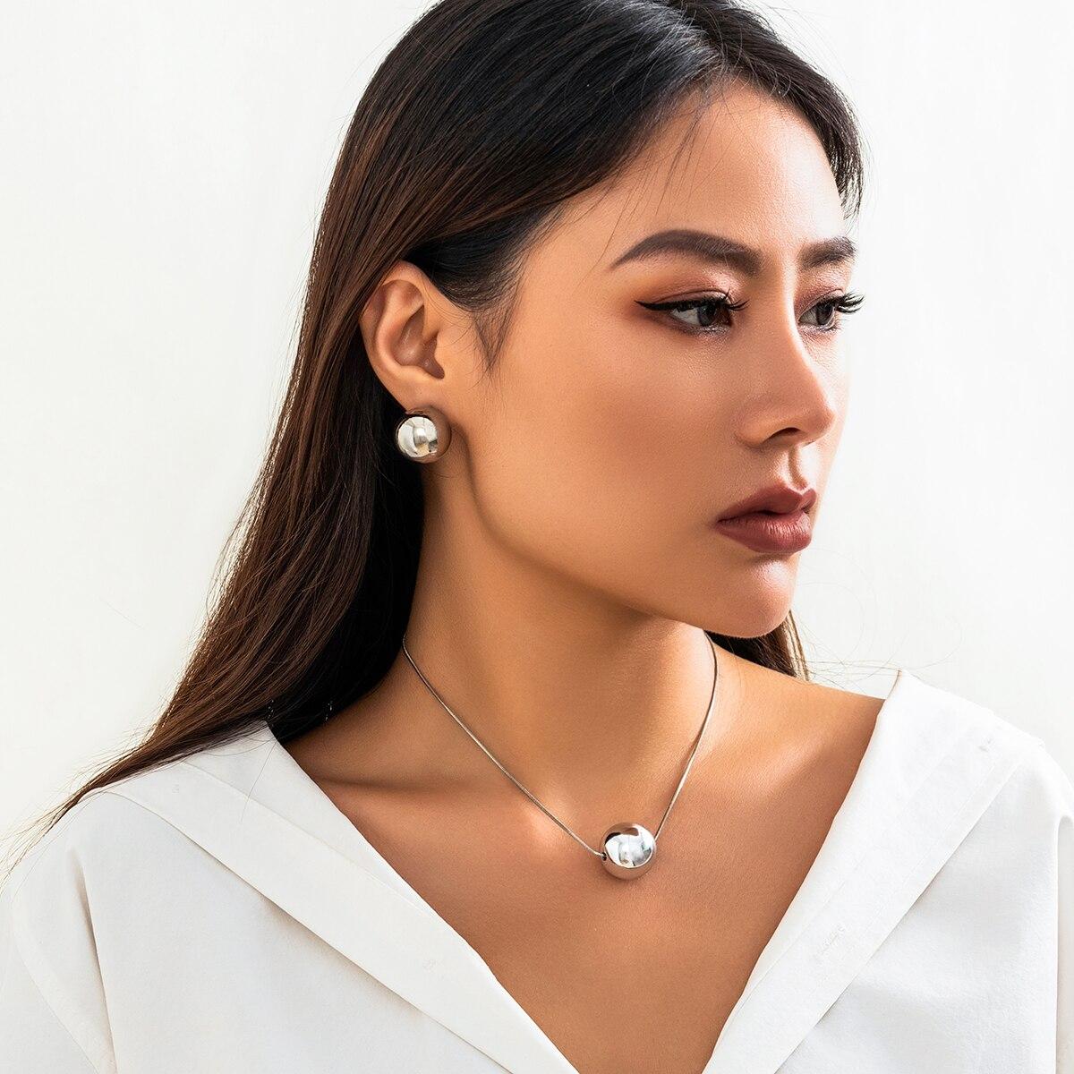 2Pcs/Set Exaggerated Big Ball Pendant Snake Bone Chain Necklace Stud Earrings for Women Vintage Choker Jewelry Set Gift Party
2Pcs/Set Exaggerated Big Ball Pendant Snake Bone Chain Necklace Stud Earrings for Women Vintage Choker Jewelry Set Gift Party