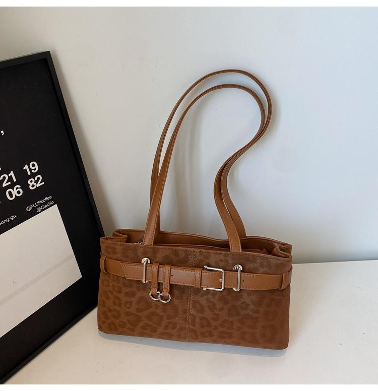 2025 новая корейская версия темпераментная сумка под мышкой женская легкая роскошная текстурная сумка на плечо в иностранном стиле ретро модная сумочка коричневый
2025 новая корейская версия темпераментная сумка под мышкой женская легкая роскошная текстурная сумка на плечо в иностранном стиле ретро модная сумочка коричневый