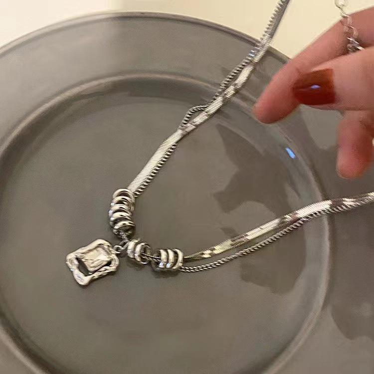 Ожерелье из титановой стали с квадратным хип-хоп подвеской в виде двухслойной ключицы для женщин
Ожерелье из титановой стали с квадратным хип-хоп подвеской в виде двухслойной ключицы для женщин