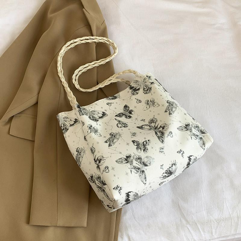 Trendy Vintage Crossbody Bag Stylish Fashionable Casual Handbag For Women Large Capacity
Trendy Vintage Crossbody Bag Stylish Fashionable Casual Handbag For Women Large Capacity